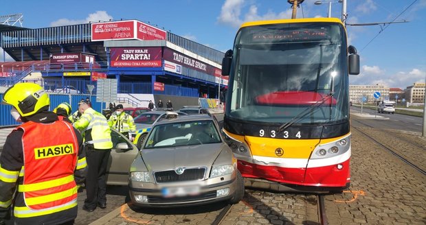 Před stadionem fotbalové Sparty došlo k dopravní nehodě. Automobil se zde srazil s tramvají. (6. dubna 2021)