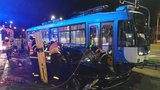 Tramvaj nedala přednost a srazila fordku: Řidič byl vážně zraněný, zasáhnout musel Bizon