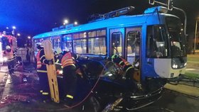 Tramvaj nedala přednost a srazila fordku: Řidič byl vážně zraněný, zasáhnout musel Bizon.