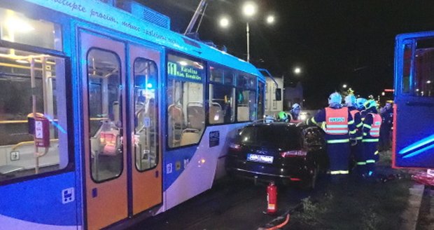 Tramvaj nedala přednost a srazila fordku: Řidič byl vážně zraněný, zasáhnout musel Bizon.