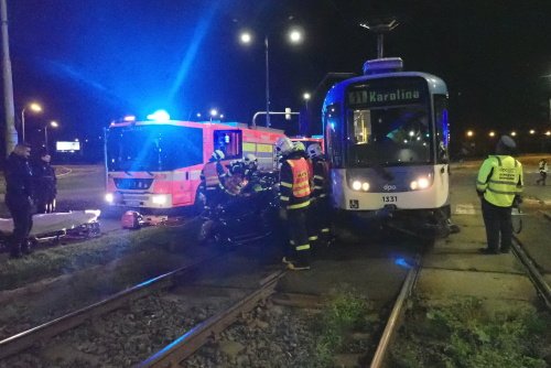 Tramvaj nedala přednost a srazila fordku: Řidič byl vážně zraněný, zasáhnout musel Bizon.