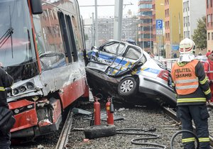 Loni srazila tramvaj na Olšanské i policisty.
