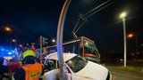 Auto se zaseklo mezi tramvaj a sloup: Nehoda v Hlubočepích komplikuje dopravu