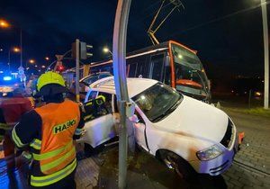 Nehoda automobilu a tramvaje způsobila komplikace v dopravě.