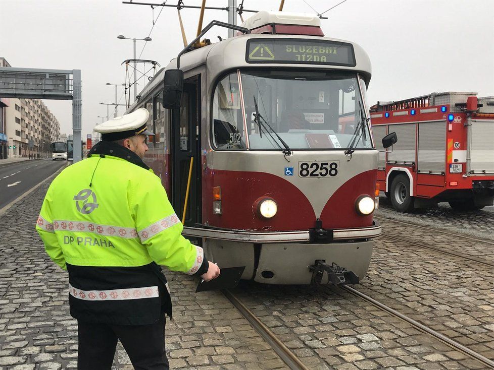 Auto po srážce s tramvají skončilo na boku.