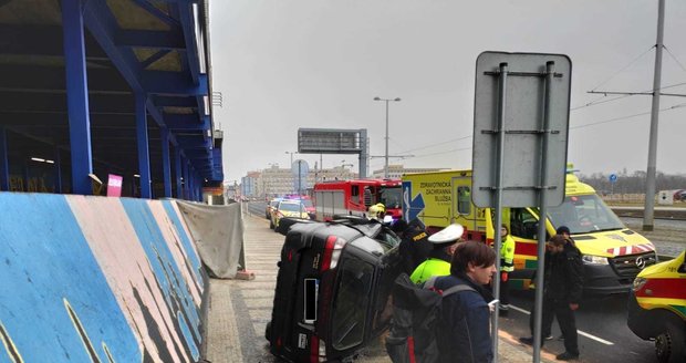 Auto po srážce s tramvají skončilo na boku.