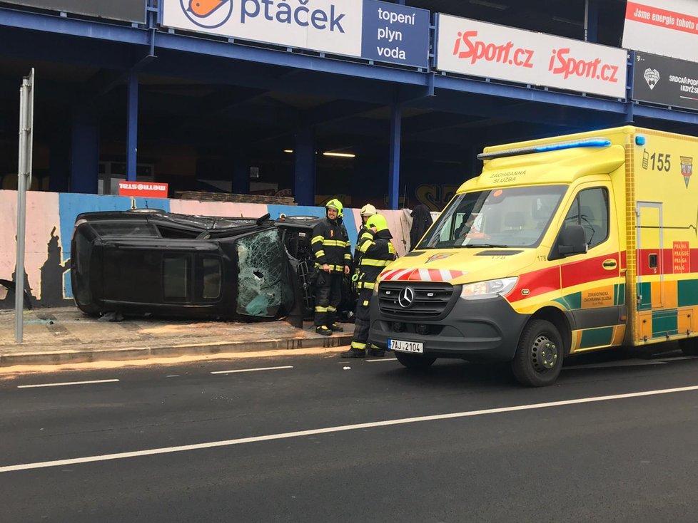 Auto po srážce s tramvají skončilo na boku.