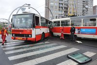 V Praze se srazila tramvaj s autobusem: Na místě je 12 zraněných