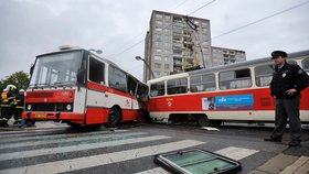 V Praze na Barrandově se 19. září ráno srazila tramvaj s linkovým autobusem.