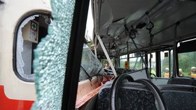 Tramvaj zdemolovala celou jednu stranu autobusu