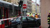 Hrozivá nehoda na Smíchově: Tramvaj, auto a chodec! Čtyři lidé se zranili