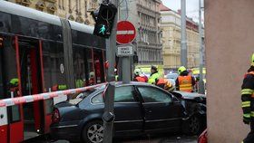 Na Smíchově se 9. března 2020 srazilo auto s tramvají a chodcem.