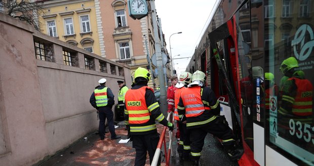 Na Smíchově se 9. března 2020 srazilo auto s tramvají a chodcem.