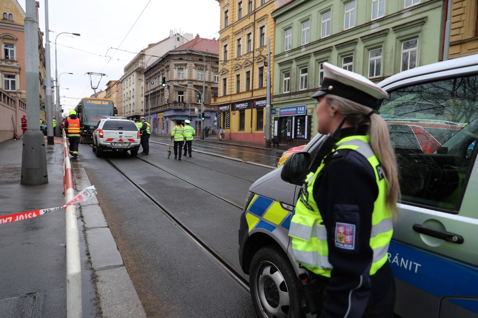 Na Smíchově se 9. března 2020 srazilo auto s tramvají a chodcem.