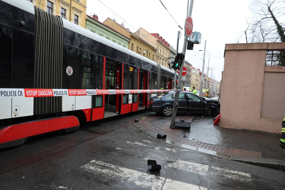 Na Smíchově se 9. března 2020 srazilo auto s tramvají a chodcem.