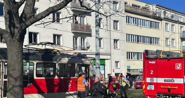Tragická nehoda na Břevnově: Pod koly tramvaje vyhasl život malé holčičky (10)