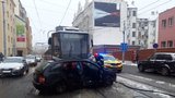 Srážka tramvaje a osobního auta v Brně: Řidič hazardoval a vjel před soupravu 