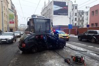 Srážka tramvaje a osobního auta v Brně: Řidič hazardoval a vjel před soupravu