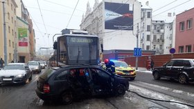 Před 10. hodinou dopoledne se v Brně srazila tramvaj s osobním autem.