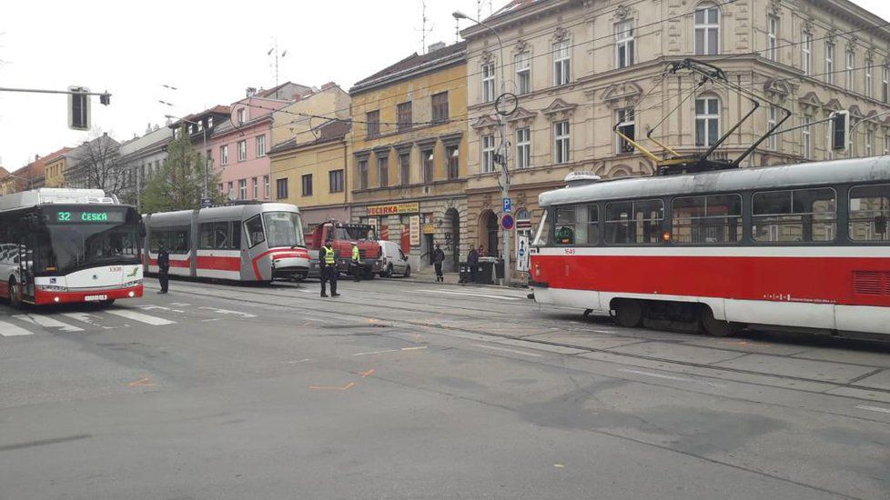 Při nehodě tramvaje v Brně došlo ke zranění.