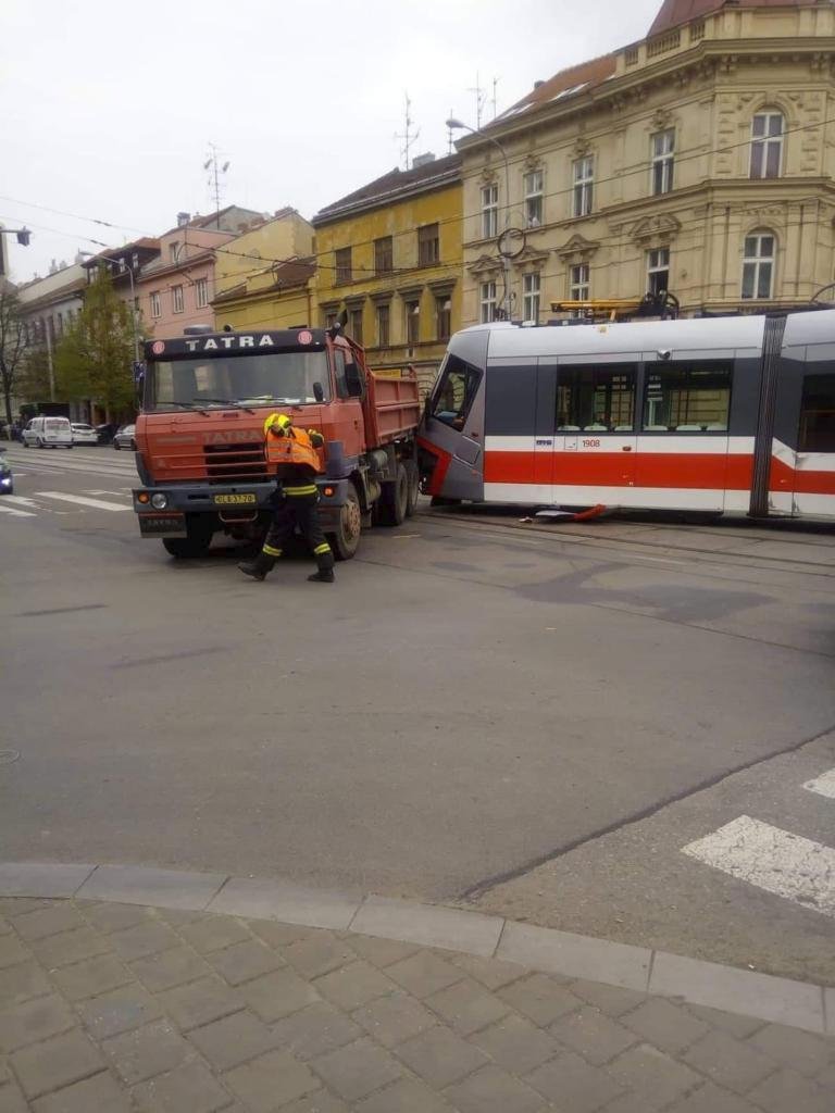 Při nehodě tramvaje v Brně došlo ke zranění.