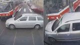 Nové video děsivé srážky: Osobák vjel mezi dvě tramvaje, ty ho slisovaly! Neměly šanci zastavit