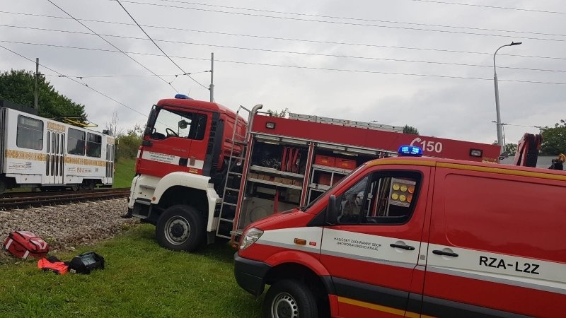 Hasiči vyprošťovali ve čtvrtek muže, který uvízl v Brně pod tramvají.