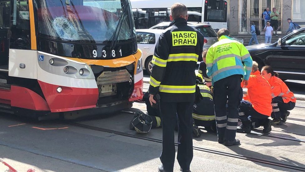 Tramvaj u I. P. Pavlova srazila dva chodce, oba zemřeli.