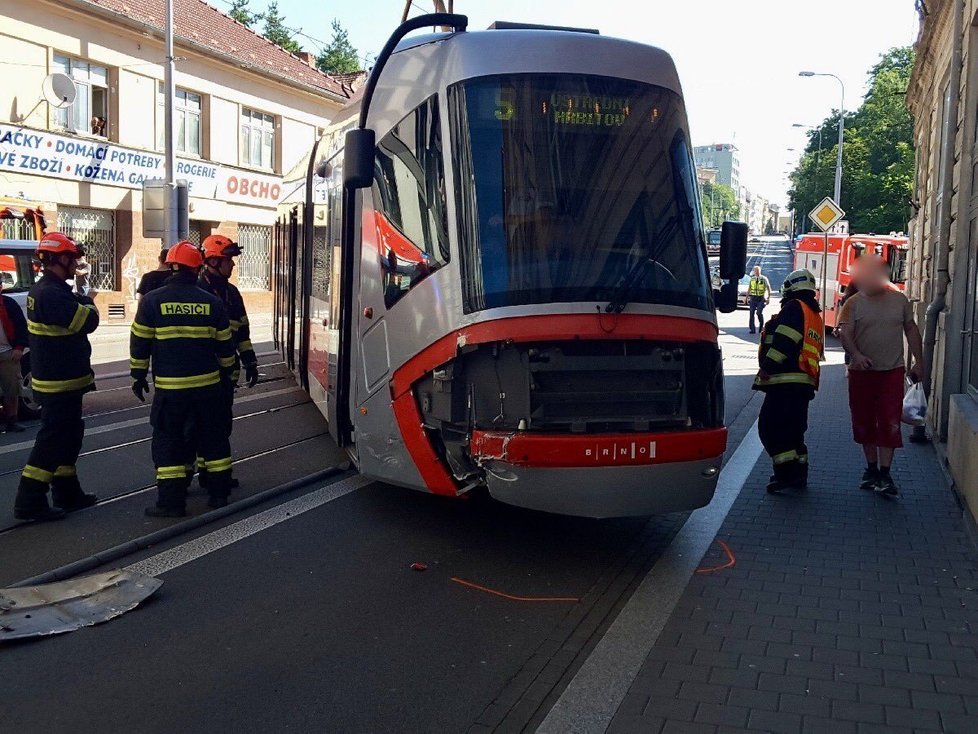 Za vykolejení tramvaje v Brně může nepozornost souběžně jedoucího řidiče dodávky.