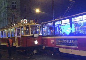 V centru Prahy se srazily dvě tramvaje. Jeden z řidičů špatně přehodil výhybku.