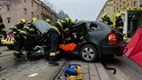 Boj o život na Žižkově: Tramvaj smetla auto! Zranil se chlapeček (6) a dvě ženy, řidičku oživovali