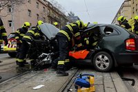 Boj o život na Žižkově: Tramvaj smetla auto! Zranil se chlapeček (6) a dvě ženy, řidičku oživovali