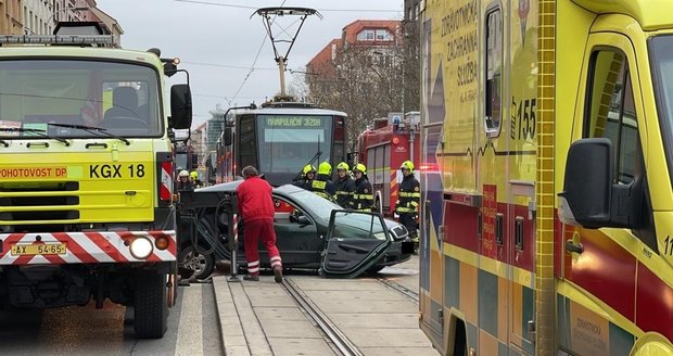Nehoda tramvaje a auta na Žižkově. (8. ledna 2023)