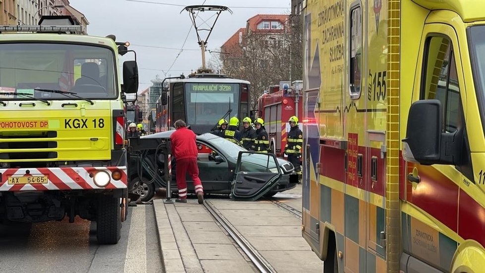 Nehoda tramvaje a auta na Žižkově. (8. ledna 2023)