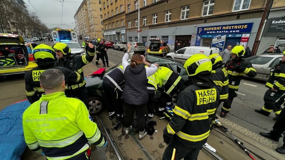 Nehoda tramvaje a auta na Žižkově. (8. ledna 2023)