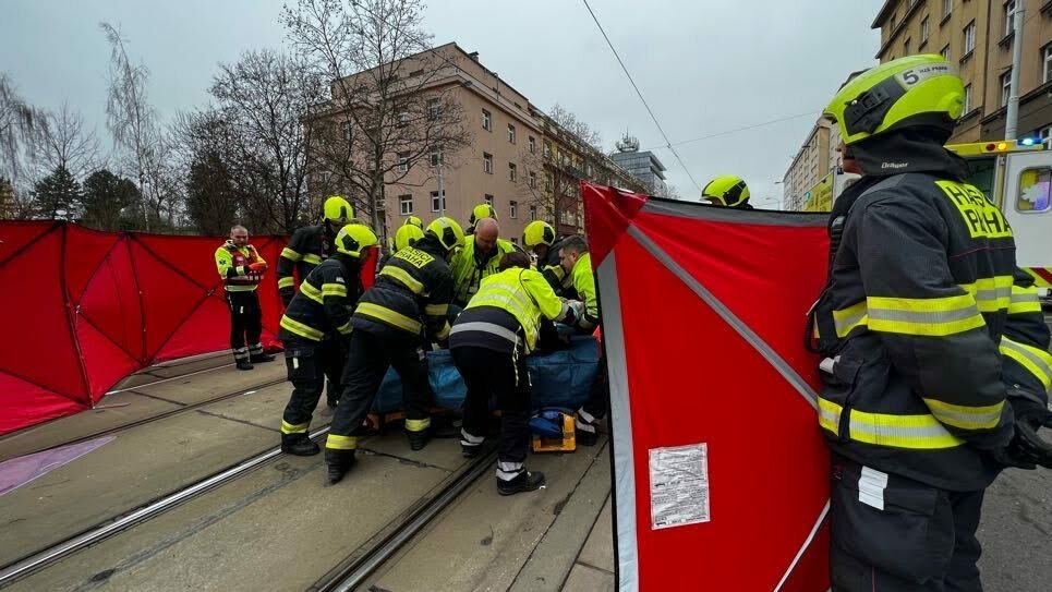 Nehoda tramvaje a auta na Žižkově. (8. ledna 2023)