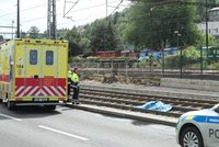 Smrtelná nehoda na kolejích: Tramvaj na Smíchově srazila chodkyni, srážku nepřežila