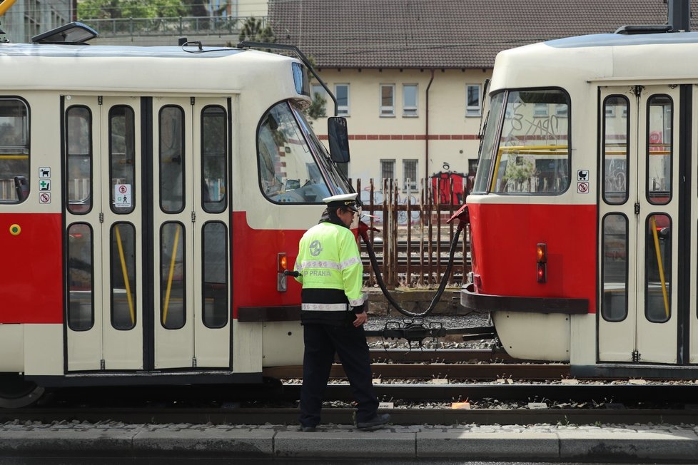 Na Smíchově srazila tramvaj člověka, ten na místě zemřel.