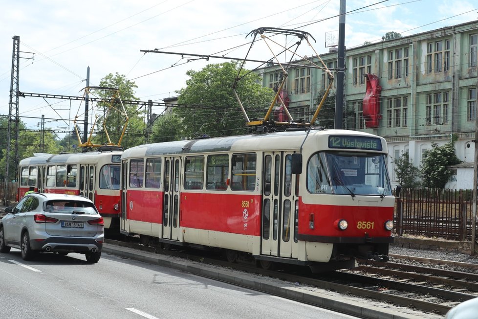 Na Smíchově srazila tramvaj člověka, ten na místě zemřel.