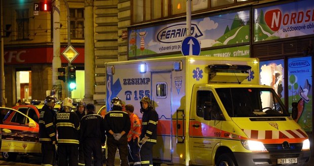 Třiašedesátiletá žena nepřežila v pondělí pozdě večer v Praze střet s tramvají.