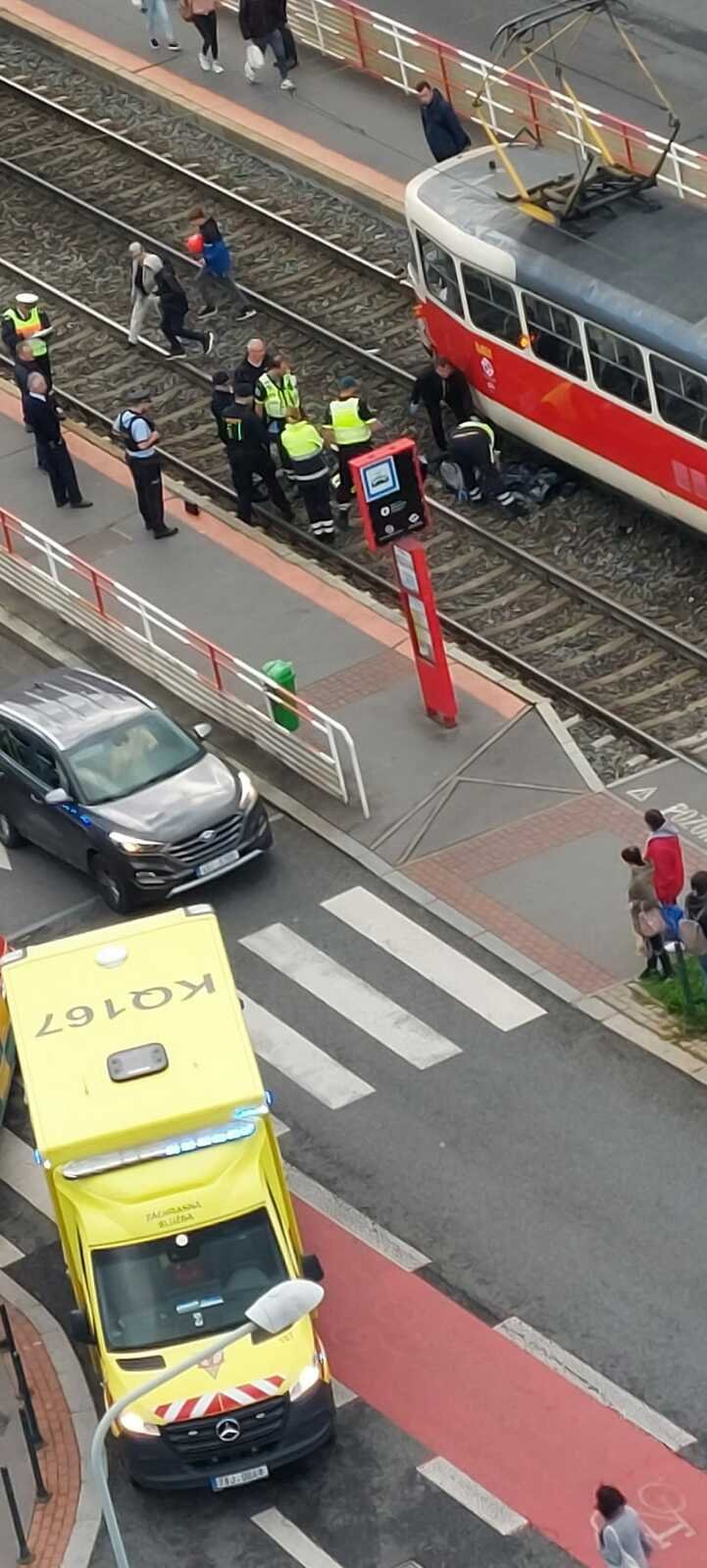 V Řepích v ulici Makovského srazila tramvaj postaršího chodce. Zraněním bohužel na místě podlehl. (20. září 2022)