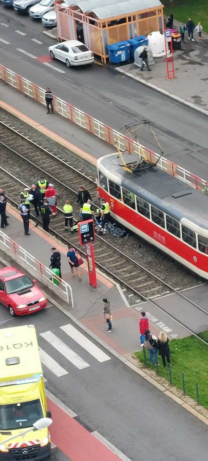 V Řepích v ulici Makovského srazila tramvaj postaršího chodce. Zraněním bohužel na místě podlehl. (20. září 2022)