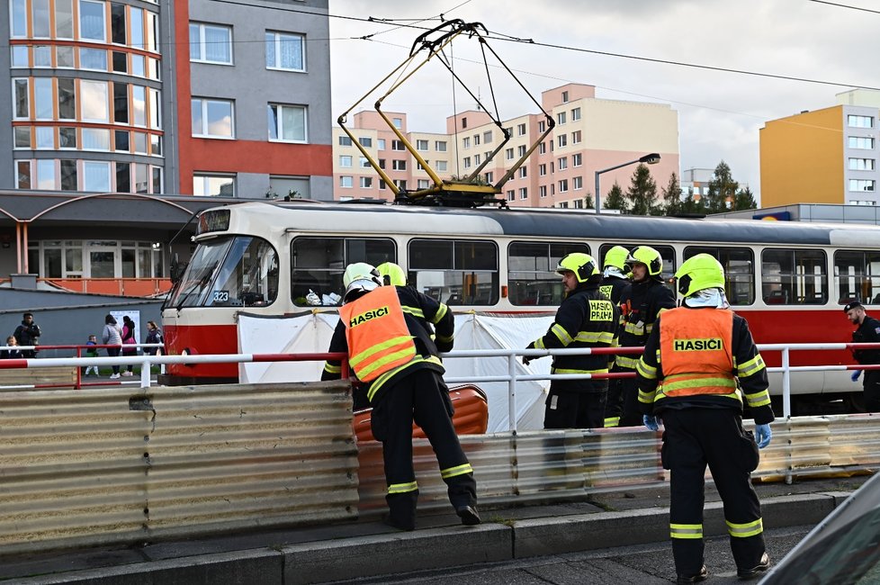 V Řepích v ulici Makovského srazila tramvaj postaršího chodce. Zraněním bohužel na místě podlehl. (20. září 2022)