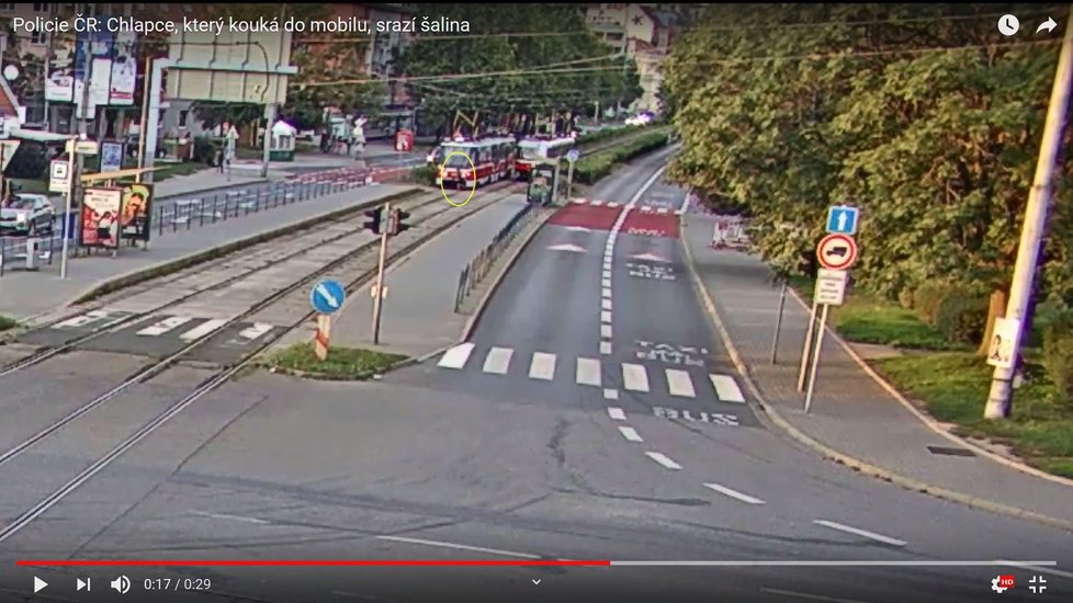 Vůbec nezaregistroval blížící se tramvaj.