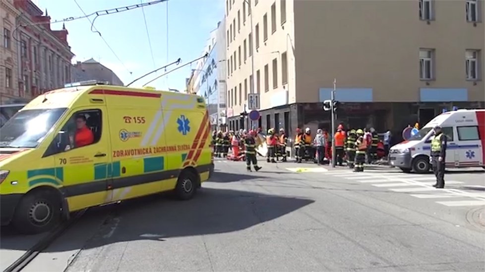 Hasiči předvedli při pondělní nehodě trolejbusu a tramvaje naprosto perfektní práci.