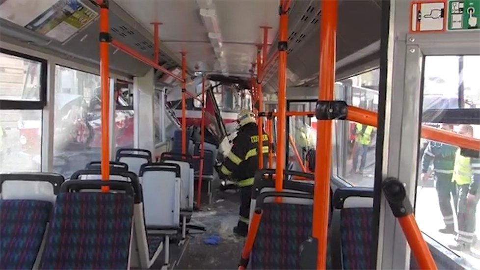 Hasiči předvedli při pondělní nehodě trolejbusu a tramvaje naprosto perfektní práci.