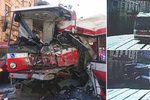 První záběry z krvavé nehody v Brně! Trolejbusu „plaval zadek“. Policie se přiklání k verzi, že za nehodou je technická závada.