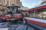 Na křižovatce Masná a Křenová v Brně se v pondělí odpoledne čelně srazila tramvaj s trolejbusem.