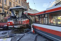 Srážku trolejbusu s tramvají v Brně zavinila prasklá náprava? Viníkovi hrozí až osm let vězení