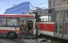 Děsivá nehoda v Brně: Šoféra trolejbusu operovali!
